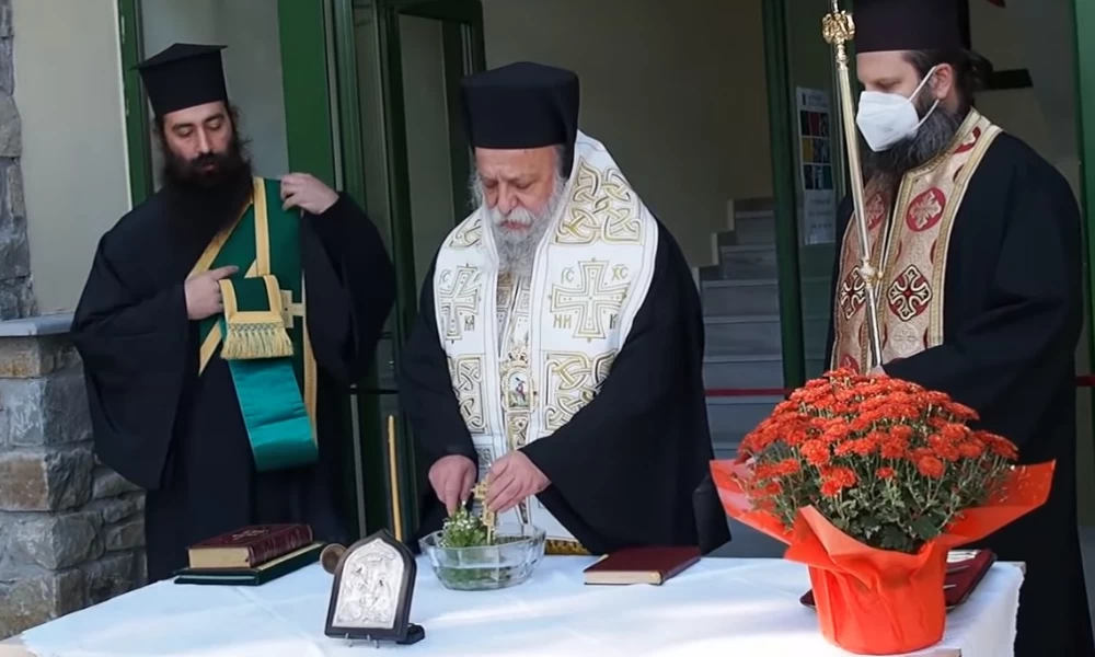 Ο Μητροπολίτης Γρεβενών κατέβαζε τις μάσκες για να προσκυνήσουν τον Σταυρό